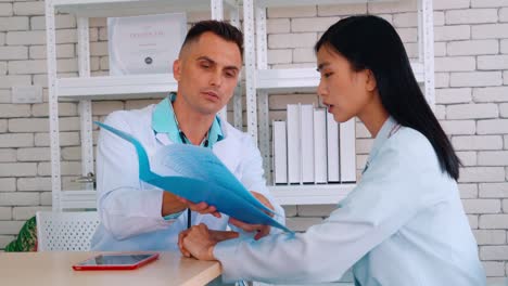 médico en uniforme profesional examinando al paciente en el hospital