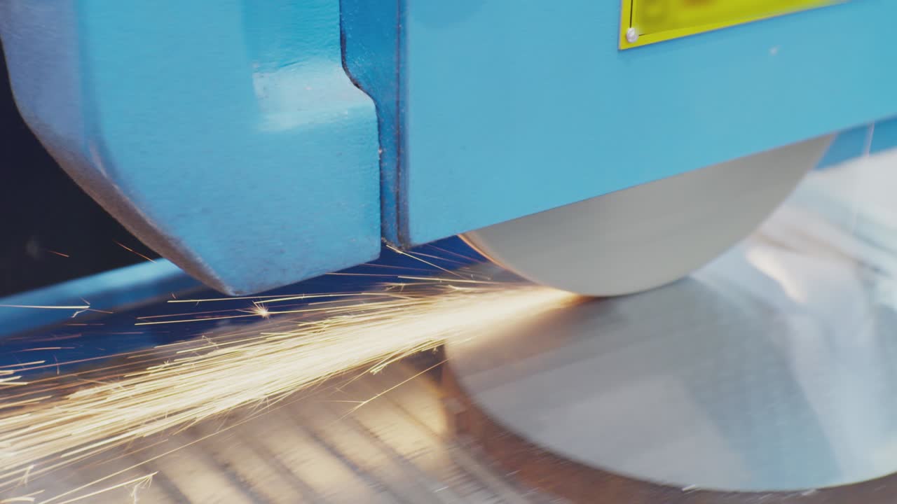 현대적인 산업 장비: 밀러 기계는 둥근 금속 부품을 가공하고 있습니다.