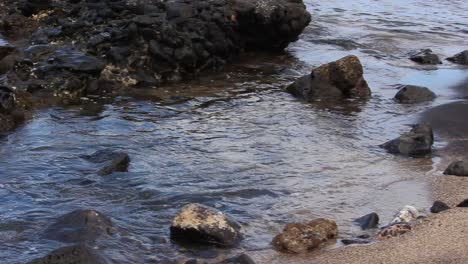 Olas-En-La-Playa-Y-Rocas-En-Kawaii