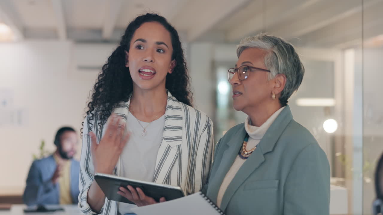 mujer feliz, tableta y riendo por broma divertida
