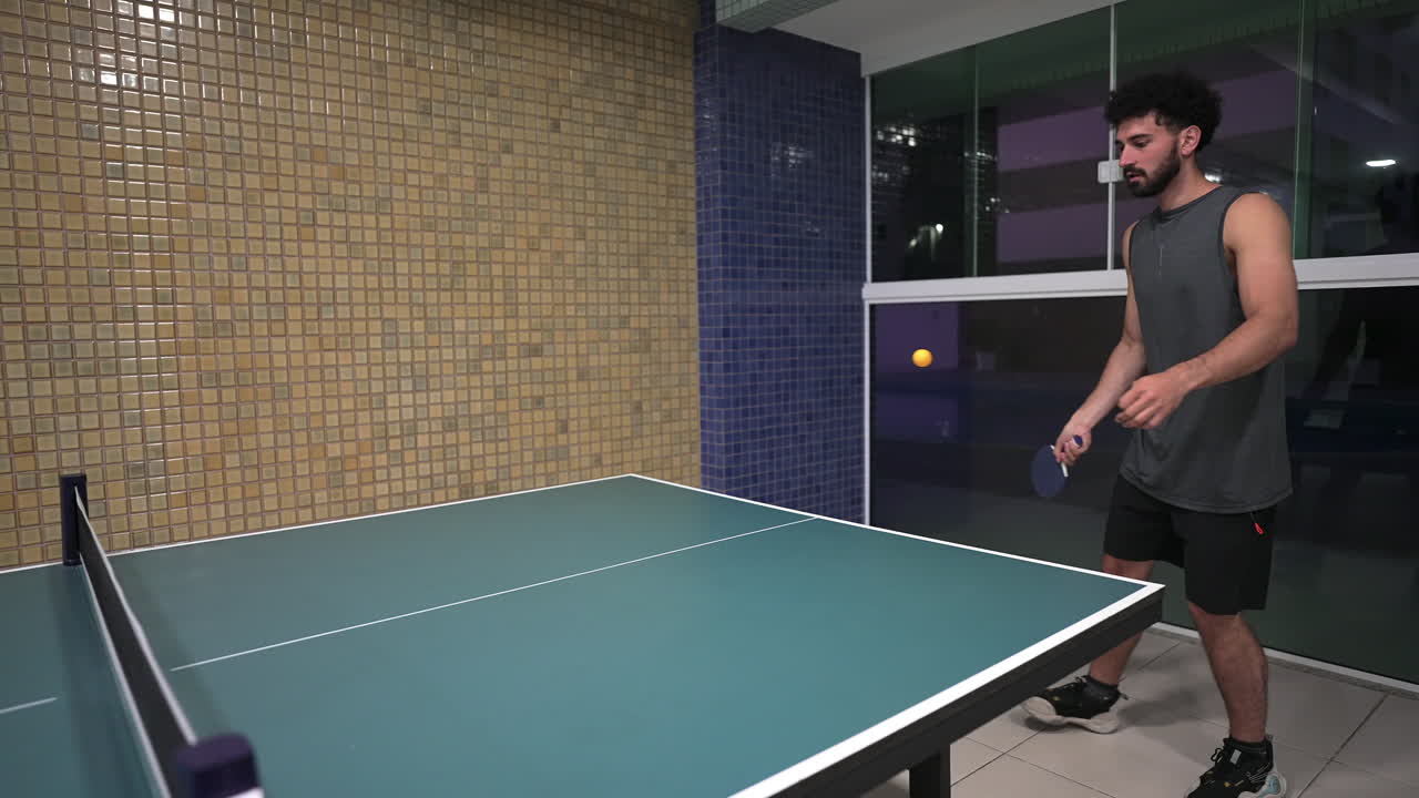 Hombre jugando al tenis de mesa