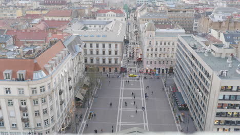 Тhe-square-in-front-of-st-stephan's-basilica-in-Budapest-Hungary