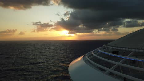 Hermosa-Puesta-De-Sol-Naranja-Y-Roja-Sobre-El-Océano-Abierto-Desde-Un-Crucero-En-Un-Viaje-Por-El-Mar