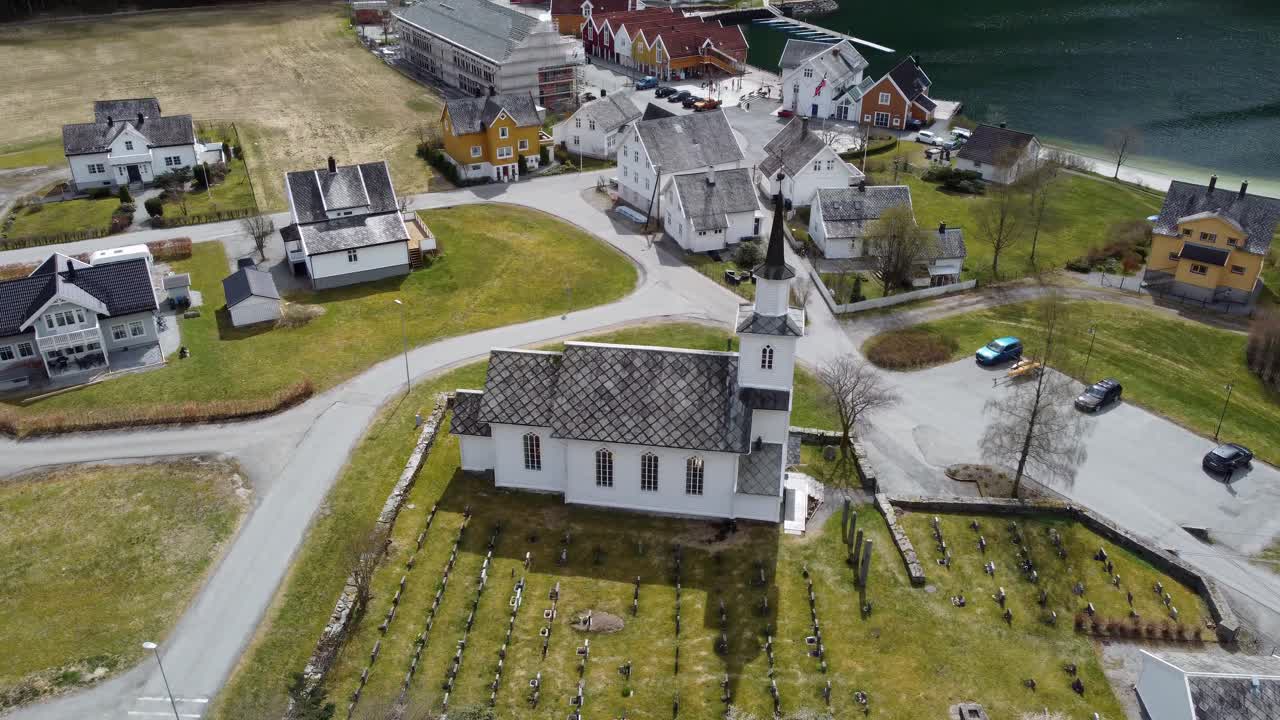 Roterende luftfoto av Modalen kirke – Norges rikeste kommune