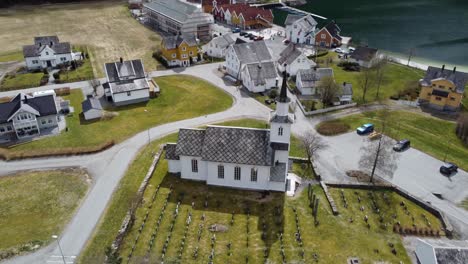 iglesia aérea giratoria de modalen - municipio más rico de noruega