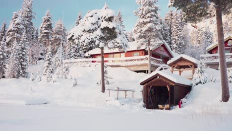 Hombre-Con-Chaqueta-Amarilla-Con-Caña-De-Pescar-Caminando-Sobre-Un-Paisaje-Cubierto-De-Nieve