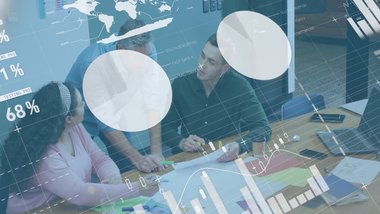 animación del procesamiento de datos financieros sobre diversas personas de negocios en la oficina