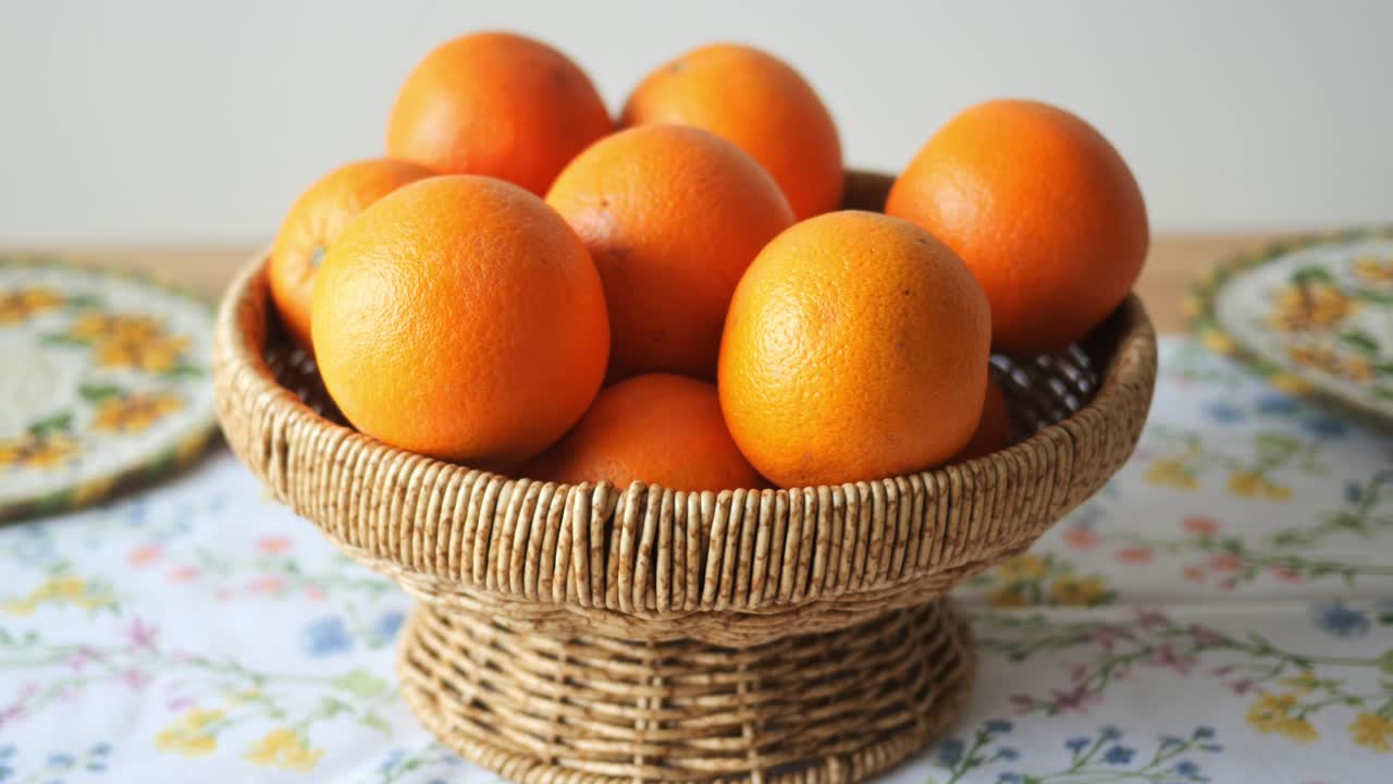 naranjas en una canasta de mimbre