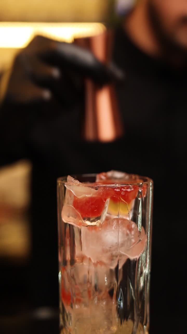 el camarero preparando un cóctel.