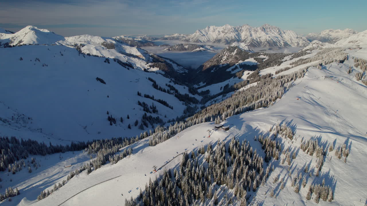 saalbach-hinterglemm ciudad de estación de esquí con vistas a las montañas de kleines rothorn y matterhorn en austria