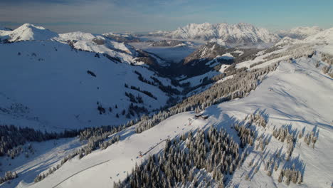 Estación-De-Esquí-De-Saalbach-Hinterglemm-Con-Vistas-A-Las-Montañas-De-Kleines-Rothorn-Y-Matterhorn-En-Austria