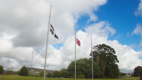 Union-Jack-Flaggen-In-Cornwall-Nach-Dem-Tod-Der-Britischen-Königin-Elizabeth-II.-Auf-Halbmast-Gesenkt