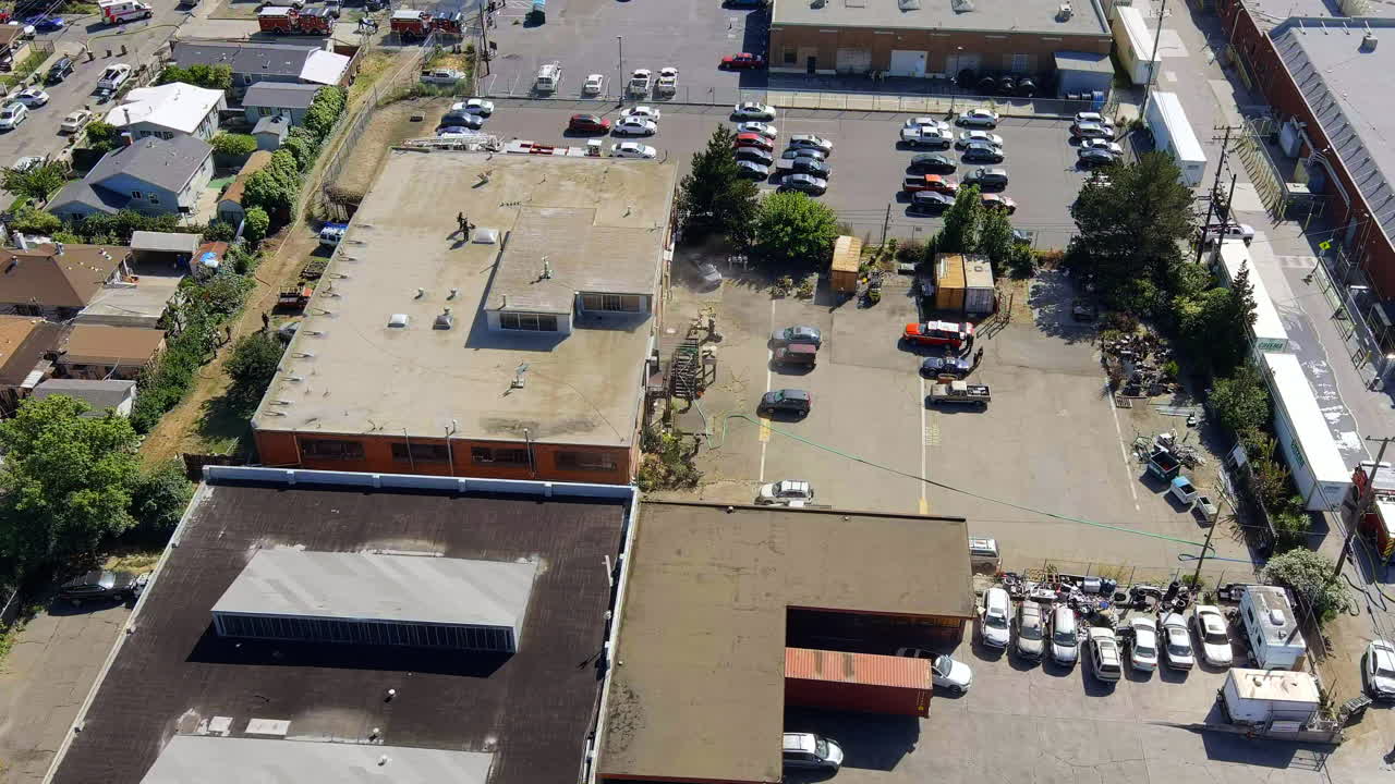 humo saliendo por las ventanas de un edificio al comienzo del incendio en oakland, california
