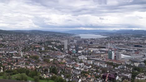 Timelapse-épico-De-La-Ciudad-De-Zurich-En-Un-Día-Nublado-Y-Misterioso,-Vista-Panorámica-Al-Lago-Zurich