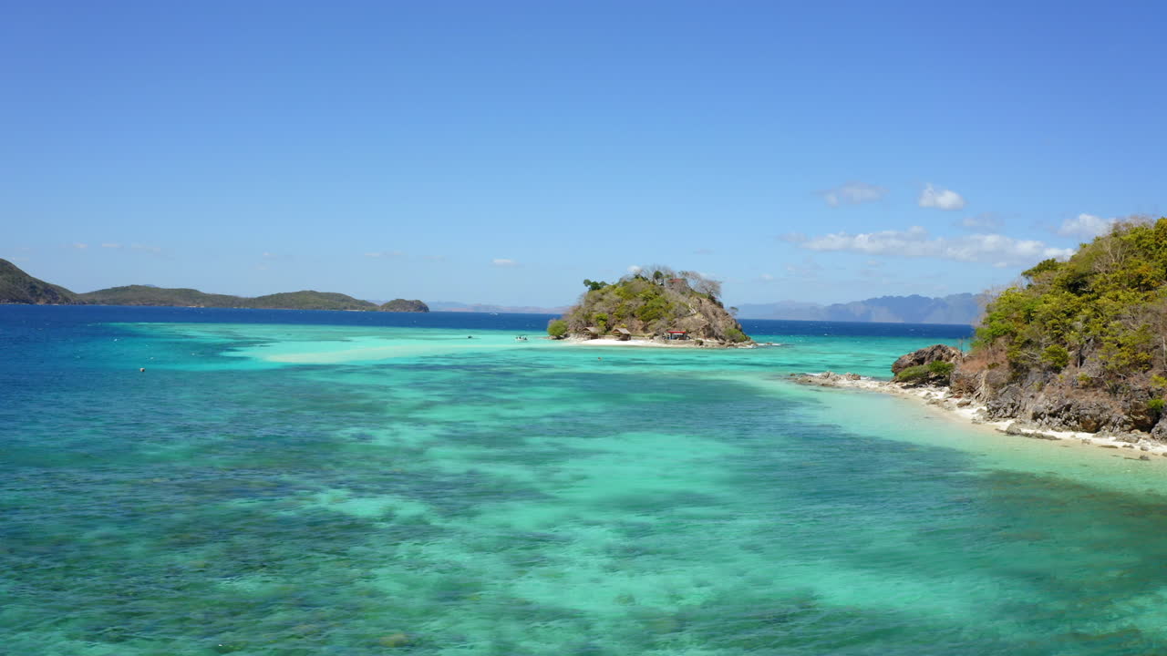 화창한 날, 코론, 팔라완, 필리핀에서 불록 도스 섬과 청록색 물의 공중 전망