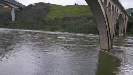 Puentes-Arqueados-Sobre-El-Duero,-Panorama-Del-Peso-Da-Regua---Aéreo