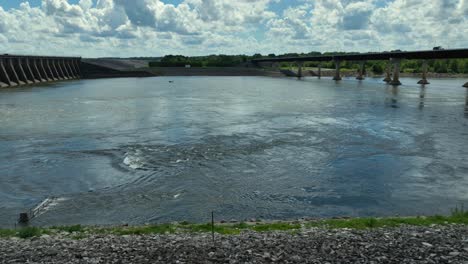 Vista-Aérea-Del-Agua-Que-Se-Libera-De-Las-Inundaciones-En-La-Represa-De-Kentucky