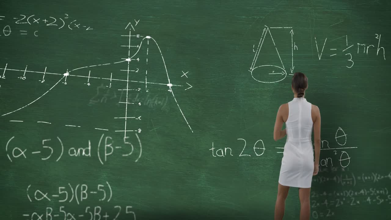 mujer frente a las matemáticas en movimiento en la pizarra