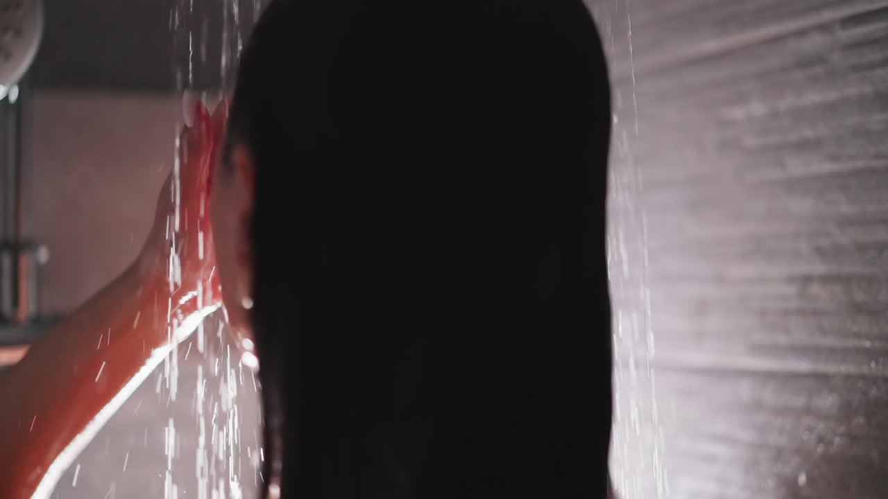 샤워 에서 은 머리카락을 가진 여성 클로즈업. 어두운 머리카락의 여자가 목욕실에서 머리를 고 몸을 는. 일상적인 위생 및 신체 기 절차