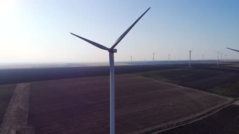 Luftaufnahme-Von-Windkraftanlagen-Auf-Einem-Riesigen-Feld