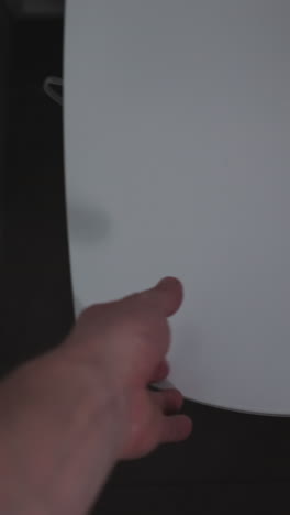 perspectiva personal en primera persona del uso de un inodoro moderno, incluido el levantamiento de la tapa y la utilización del baño
