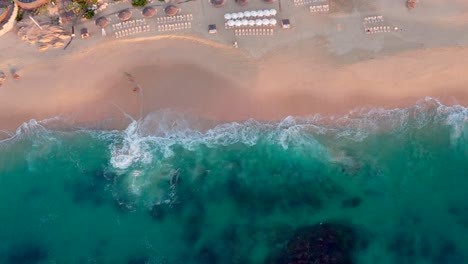 Aéreo,-De-Arriba-Hacia-Abajo,-Disparo-De-Drone,-Seguimiento-Sobre-Olas-Y-Mar-Turquesa,-En-Cabo-San-Lucas-Mexico