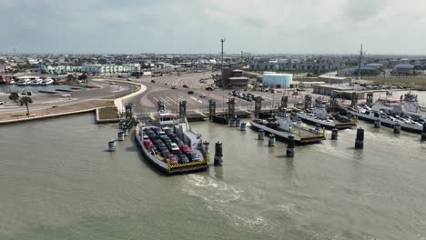 ferry aterrizando en el puerto de port aransas en texas