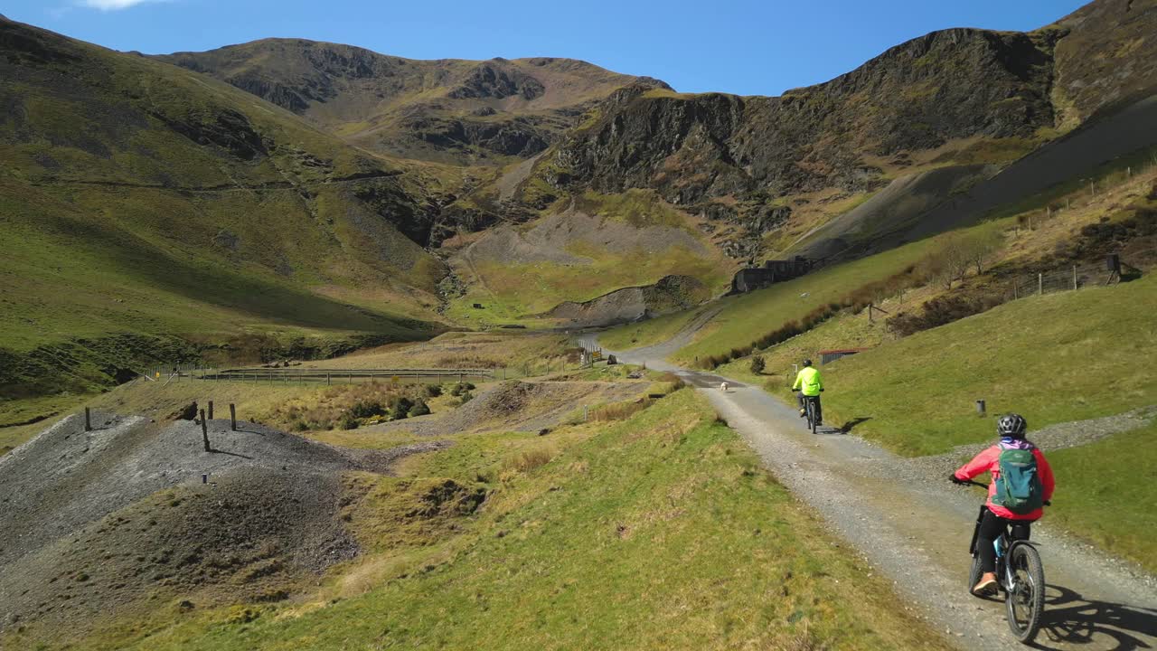 영국 레이크 디스트릭트의 포스 크래그 광산 콜데일 베크에 있는 버려진 산업 광산으로 가는 자갈 트랙의 자전거 타기