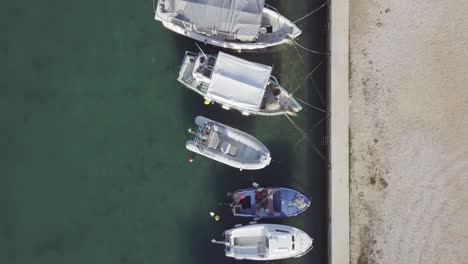 fila de barcos en el puerto de croacia