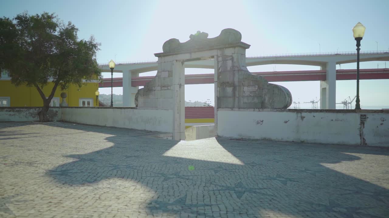 gran puerta de piedra al amanecer con puente en el fondo en el movimiento de la cámara inclinada hacia arriba
