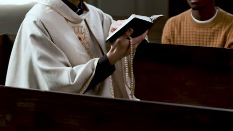 mann sitzt in der kirche