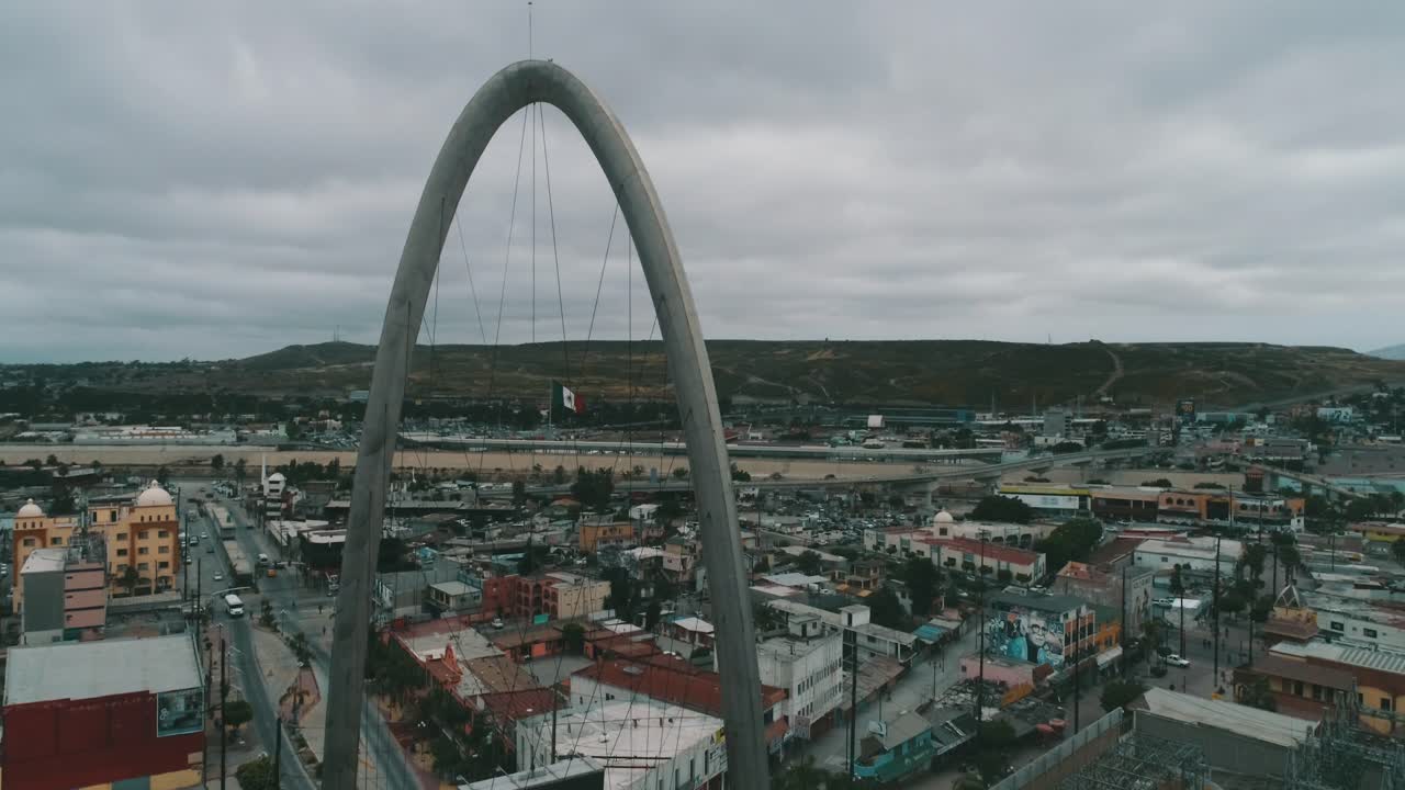 toma aerea del arco del centro de la ciudad de tijuana
