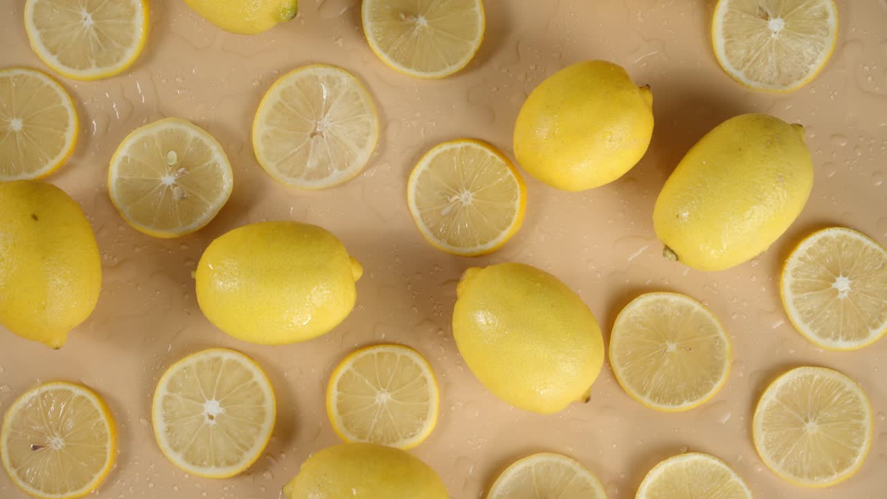 물방울이 신선한 레몬 조각으로 떨어집니다.