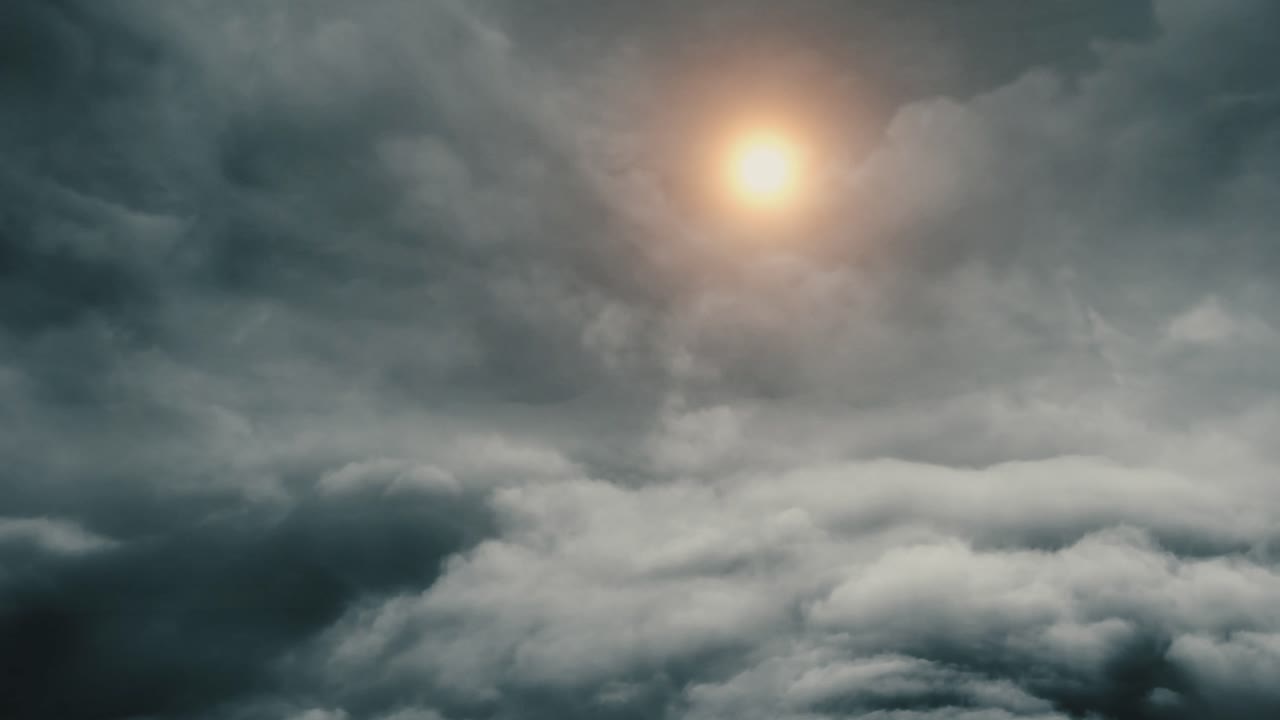 die sonne scheint am dunklen himmel