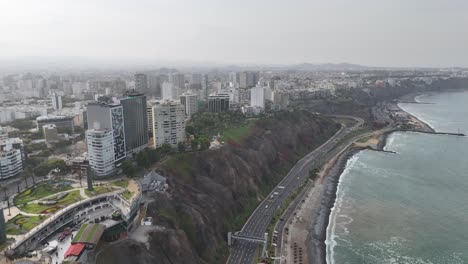 Luftdrohnenaufnahmen-Am-Morgen-Der-Skyline-Von-Lima,-Der-Hauptstadt-Von-Peru-In-Südamerika,-Miraflores-Chorrillos,-Barranco-Malecón-De-Miraflores,-Klippen