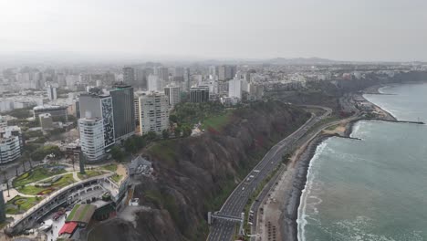 imágenes aéreas de la mañana del horizonte de lima, la capital de perú en américa del sur, miraflores, chorrillos, barranco, malecón y los acantilados de miraflores.