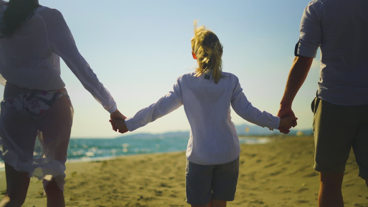 해변에서 가족 산책