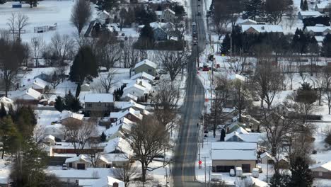 Zoom-Aéreo-Largo-De-Casas-Comprimidas-En-Una-Pequeña-Ciudad-Cubierta-De-Nieve-Invernal