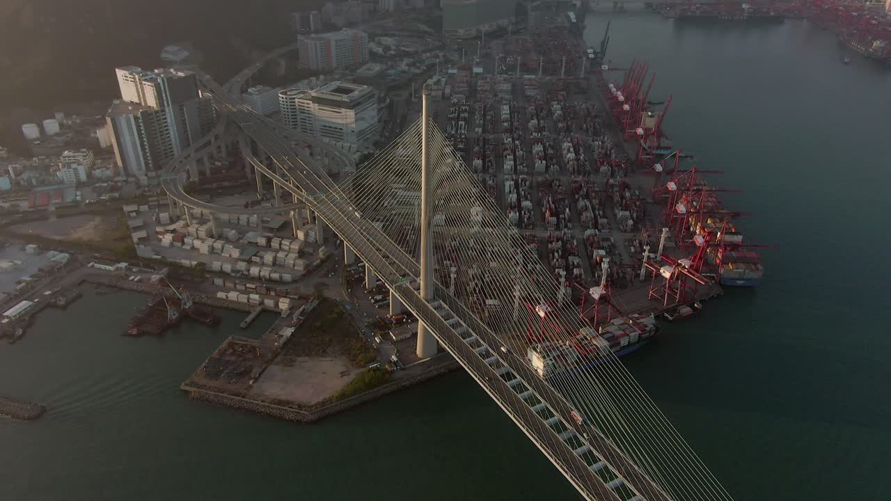 terminal de contenedores de hong kong y puerto en victoria bay con vista completa del puente de canteros, terminal de almacenamiento y barcos atracados, imágenes aéreas