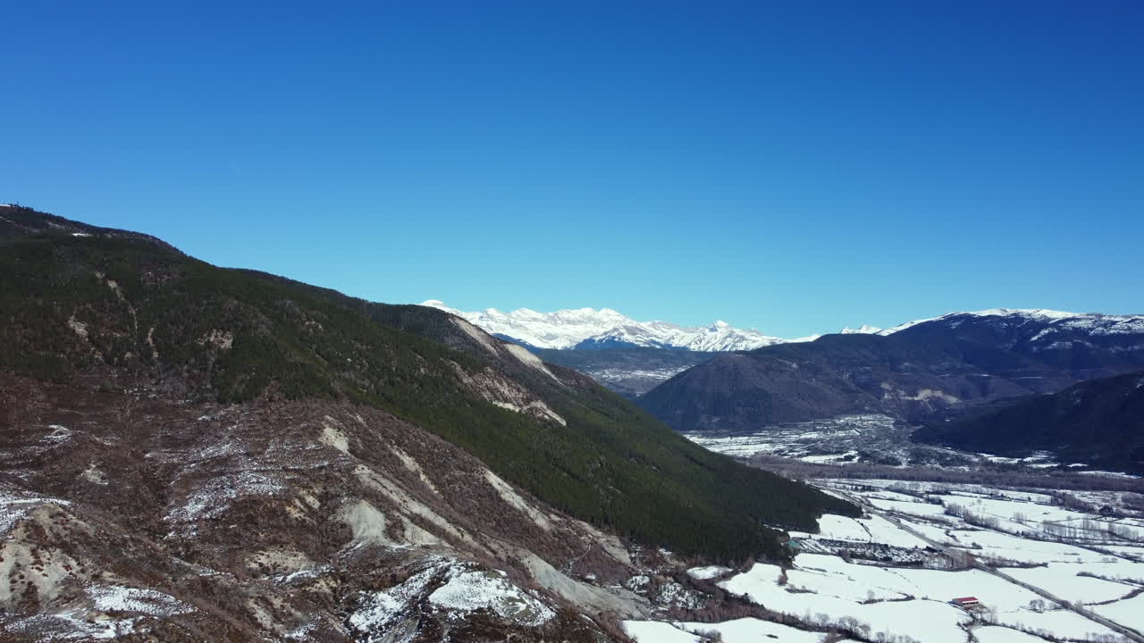 눈 인 산 계곡 의 공중 풍경