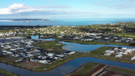 Lufttransportwagen-Zurück-über-Neue-Wohnsiedlung-Am-Point-Lonsdale,-Australien