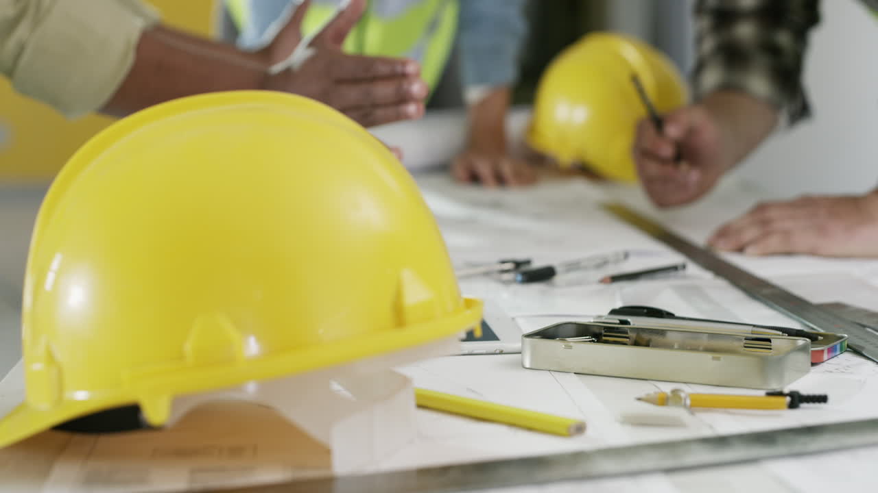 equipo de construcción que revisa los planes