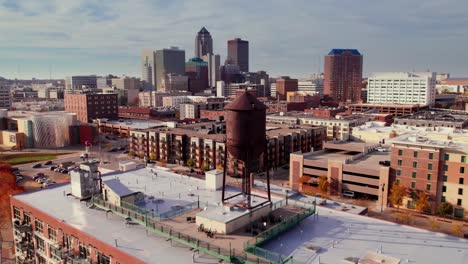 Centro-De-Des-Moines,-Horizonte-De-Iowa-A-Principios-De-Otoño