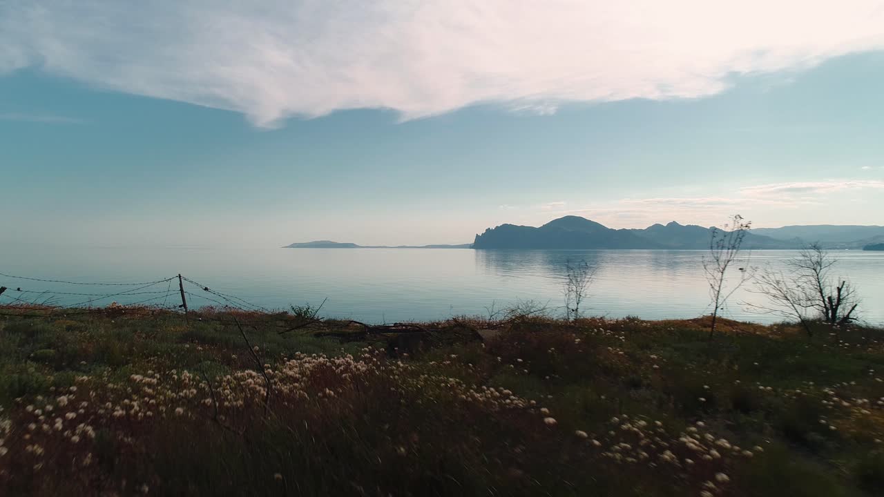 군사적 유적이 있는 해안 풍경