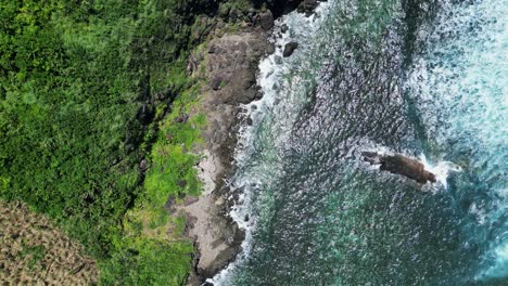 vista superior de las montañas rocosas verdes sobre el mar tropical cerca de baras, catanduanes, filipinas