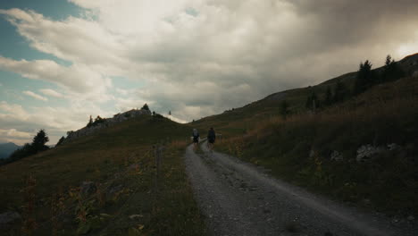 excursionistas en el sendero de montaña