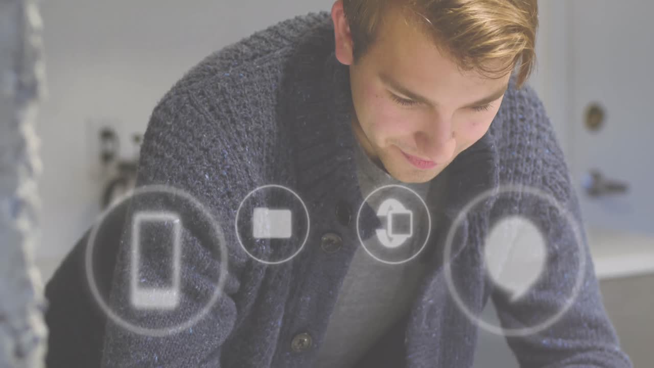 사무실에 있는 백인 사업가에 대한 아이콘의 애니메이션과 데이터 처리