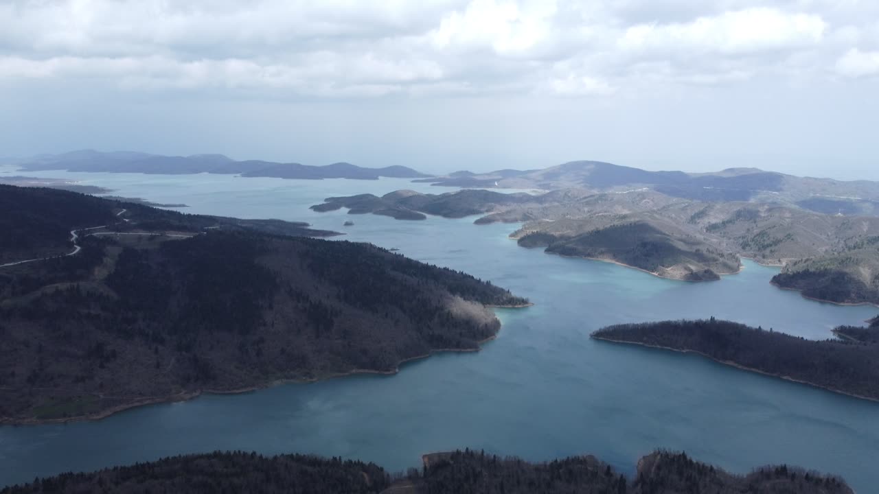 그리스 중부 의 플라스티라 호수 에 대한 영화적 인 비행 | 4k