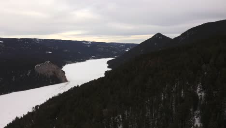 Lassen-Sie-Ihrer-Abenteuerlust-Freien-Lauf-Bei-Einem-Besuch-Am-Paul-Lake-Im-Winter:-Entdecken-Sie-Die-Wunder-Der-Immergrünen-Wälder-Und-Verschneiten-Ausblicke-In-Kamloops,-British-Columbia