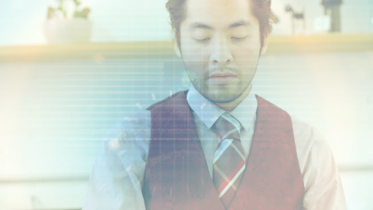 노트북을 사용하는 사업가에 대한 스 ⁇  스캐닝 및 데이터 처리 애니메이션